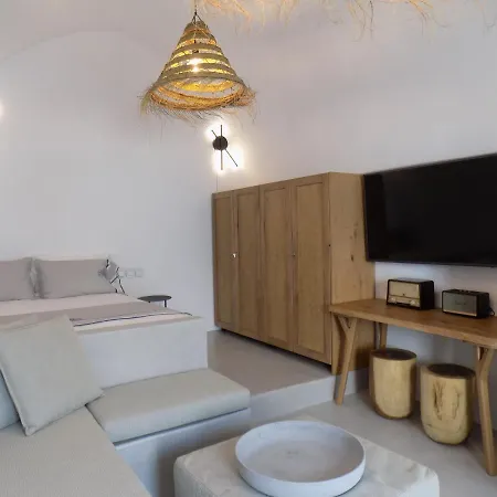 Imarkellis Santorini Cave House With Yard بيت للعطل Pýrgos