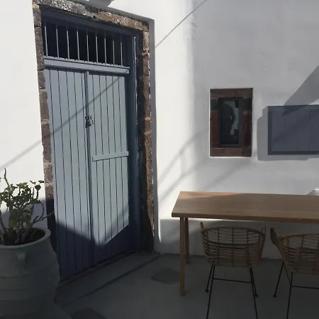 Imarkellis Santorini Cave House With Yard * Pýrgos