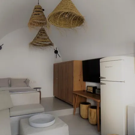 Imarkellis Santorini Cave House With Yard بيت للعطل Pýrgos