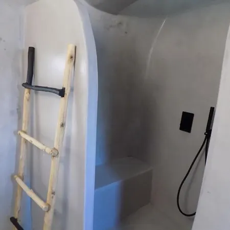 Imarkellis Santorini Cave House With Yard بيت للعطل