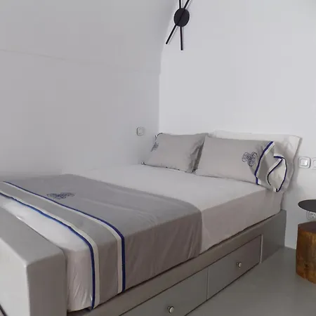 Imarkellis Santorini Cave House With Yard 피르고스