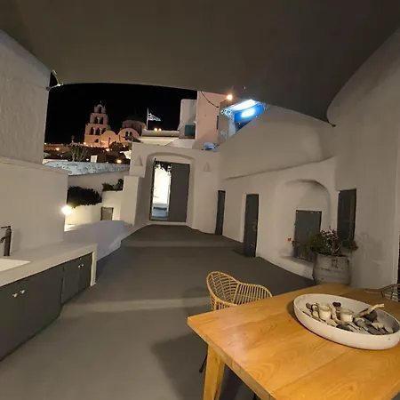 Casa de Férias Imarkellis Santorini Cave House With Yard Pýrgos