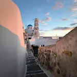 Imarkellis Santorini Cave House With Yard * Pýrgos