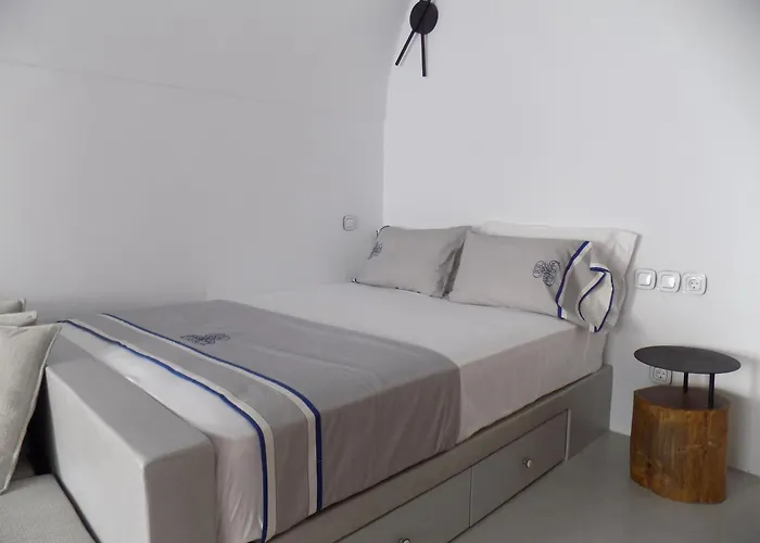 Imarkellis Santorini Cave House With Yard Pýrgos