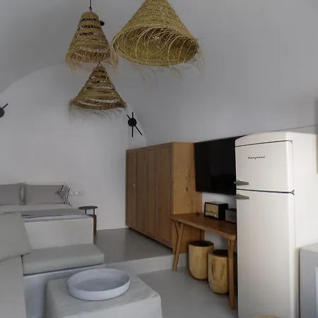 Dom wakacyjny Imarkellis Santorini Cave House With Yard *